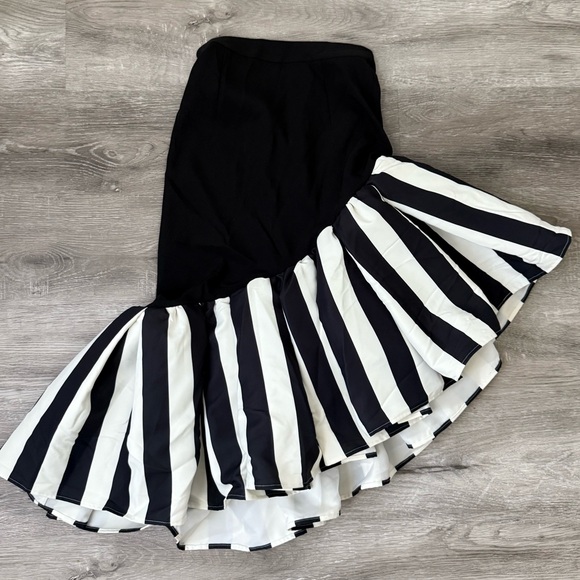 FABULOUS NWT Mac Duggar Black and White Striped Women's Skirt